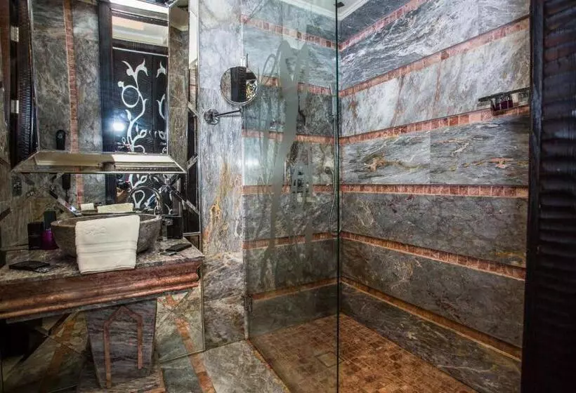 اتاق اساندارد با چشم‌انداز جانبی به دریا, Royal Castle Design & Spa