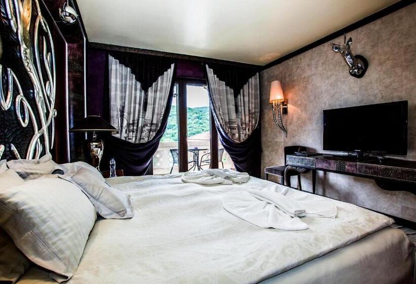 غرفة قياسية إطلالة جانبية علي البحر, Royal Castle Design & Spa