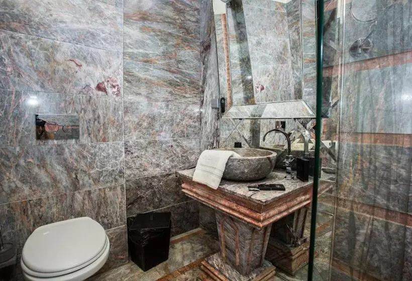 اتاق اساندارد با چشم‌انداز جانبی به دریا, Royal Castle Design & Spa