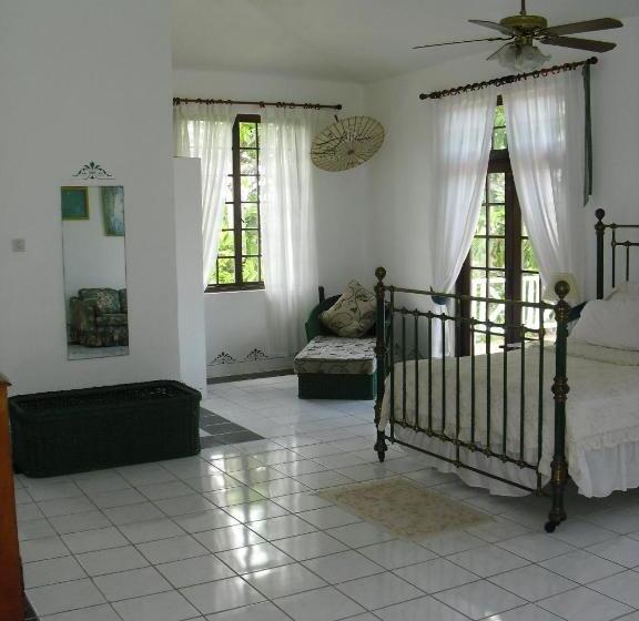 اتاق استاندارد با بالکن, Tamarind Great House