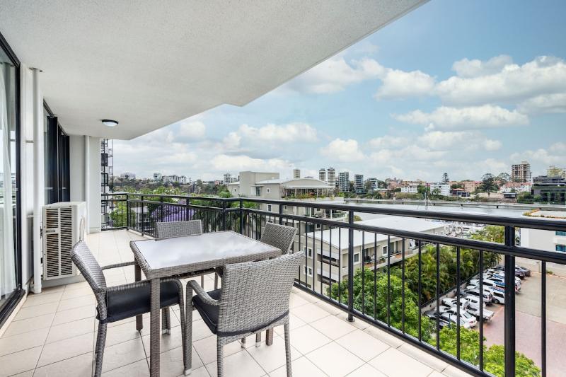 شقة غرفة واحدة, The Docks On Goodwin