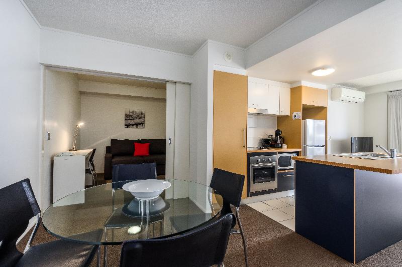 شقة غرفة واحدة, The Docks On Goodwin