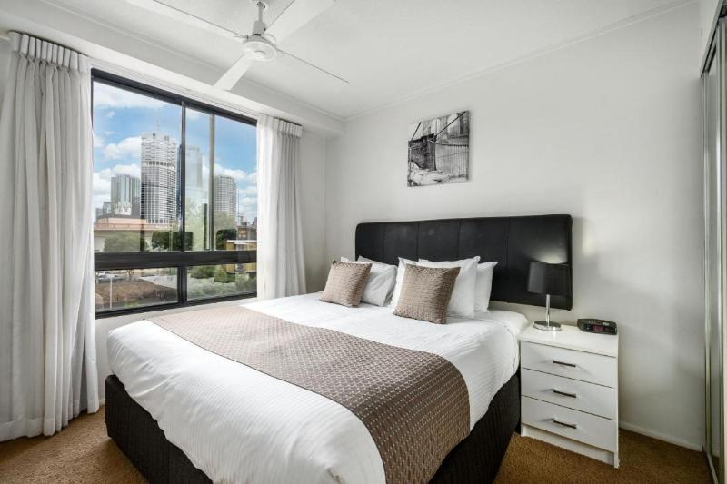 شقة غرفتين, The Docks On Goodwin