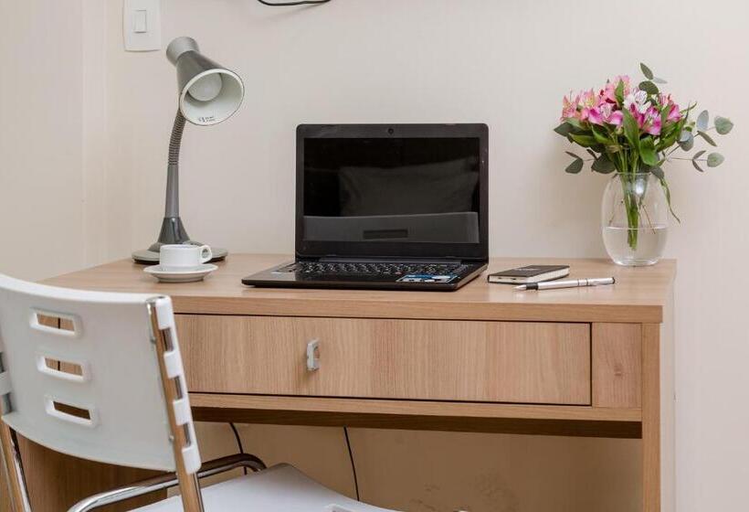 חדר סטנדרט מותאם לאדם עם מוגבלויות, Victory Suites