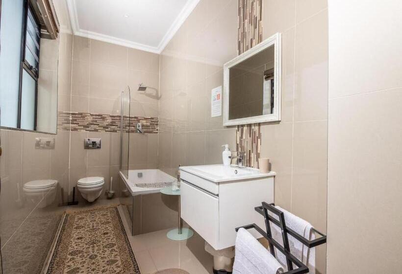 带大床的高级房间, Cashmere Suites