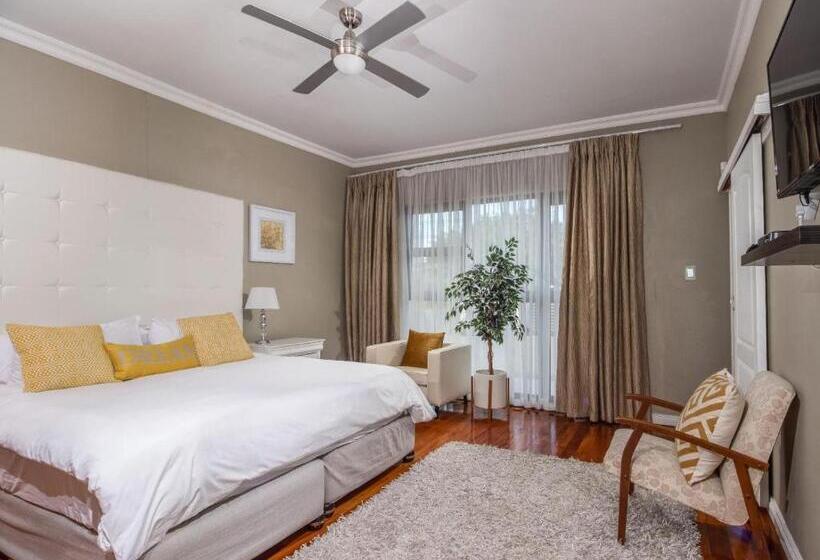 带大床的高级房间, Cashmere Suites