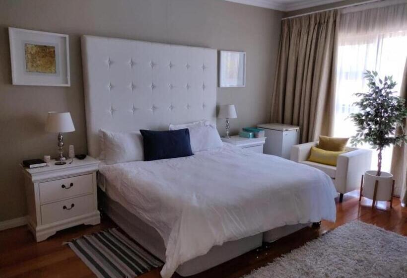 带大床的高级房间, Cashmere Suites