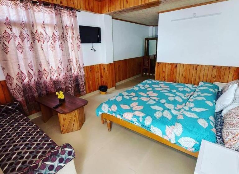 3 Bett Klassisches Zimmer, Tirthan Crest Hostel & Homestay In Jibbi