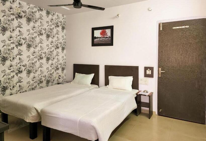 Номер Economy, Shivani Inn Hotel & Banquet
