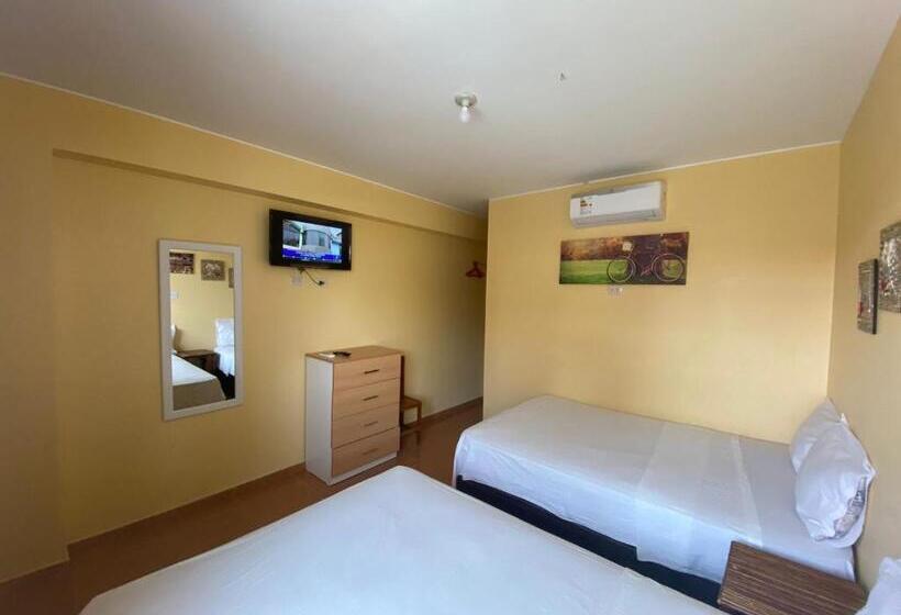 带2个双人床的标准工作室, Hospedaje Ola Marina