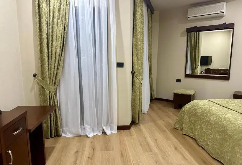 اتاق استاندارد با چشم‌انداز دریاچه, Rritja E Koranit
