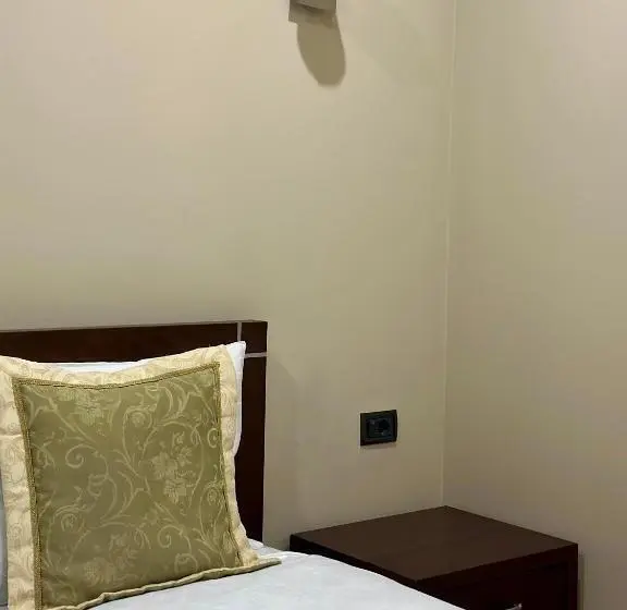 اتاق استاندارد با چشم‌انداز دریاچه, Rritja E Koranit