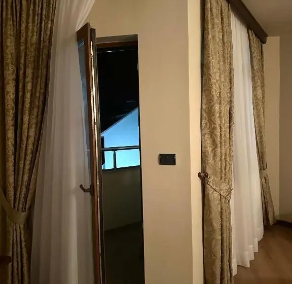 اتاق استاندارد با چشم‌انداز دریاچه, Rritja E Koranit