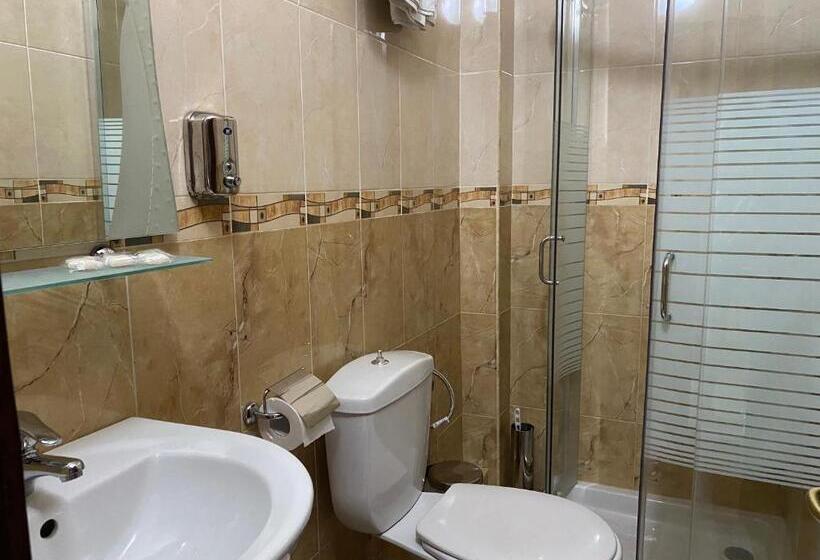 חדר לארבעה סטנדרטי עם נוף לגינה, Rritja E Koranit