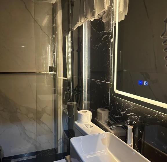 חדר לארבעה סטנדרטי עם נוף לגינה, Rritja E Koranit