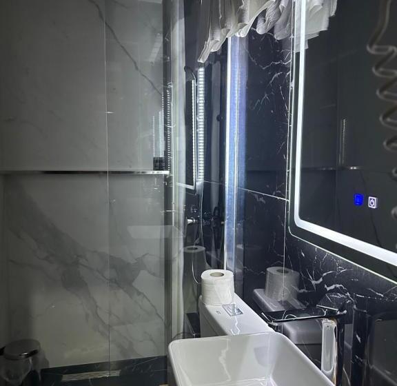 חדר לארבעה סטנדרטי עם נוף לגינה, Rritja E Koranit