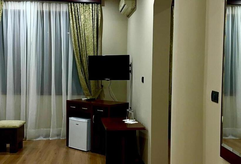 חדר לארבעה סטנדרטי עם נוף לגינה, Rritja E Koranit