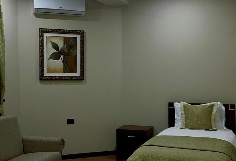 חדר לארבעה סטנדרטי עם נוף לגינה, Rritja E Koranit