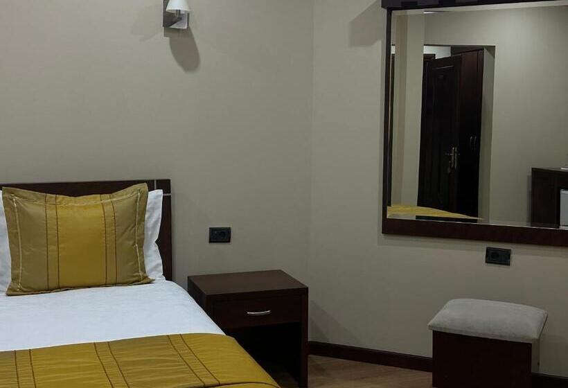 חדר לארבעה סטנדרטי עם נוף לגינה, Rritja E Koranit