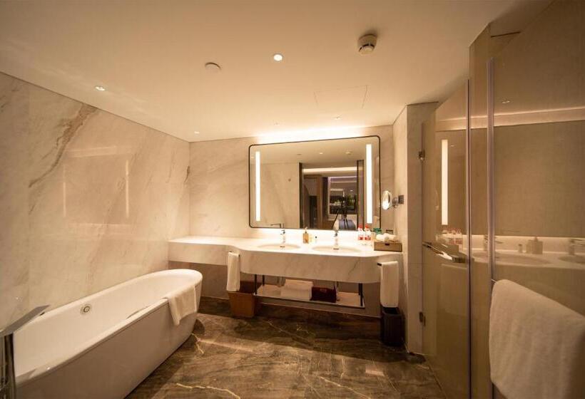 Suite with lake view, Wyndham Garden Jinjiang