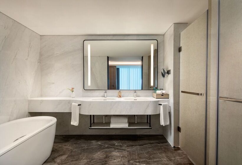 Suite with lake view, Wyndham Garden Jinjiang