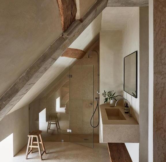 מיטת קינג בסוויטה, La Maison De Pommard