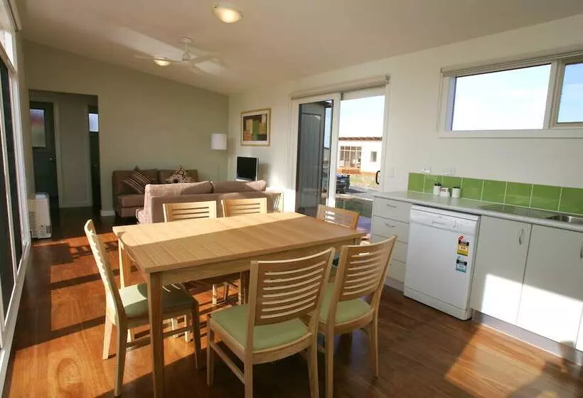 Villa 1 Makuuhuone, Ramada Resort By Wyndham Phillip Island