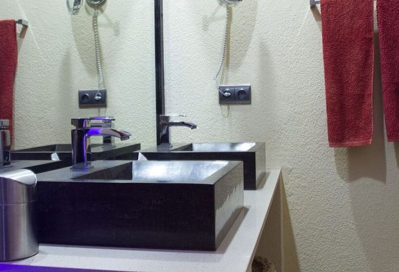 سوییت جونیور, The Rhino Resort Hotel & Spa