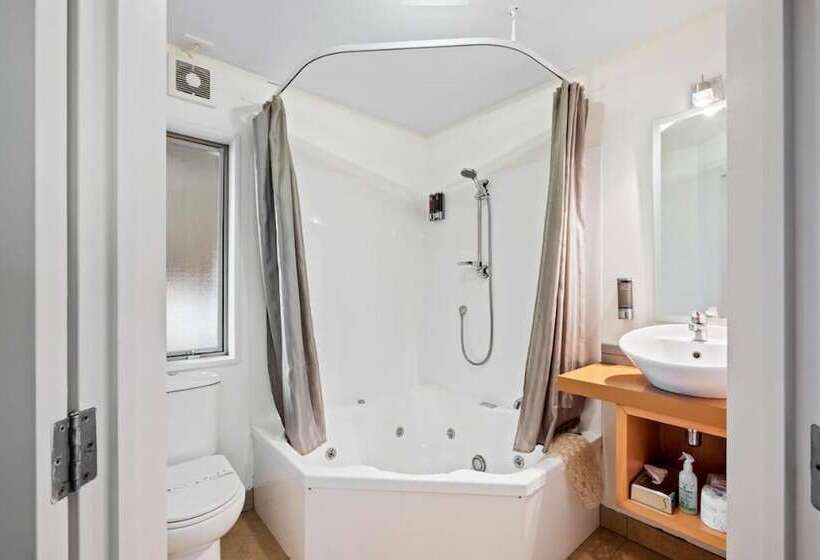 استوديو إدارى, Tussock Peak Lodge