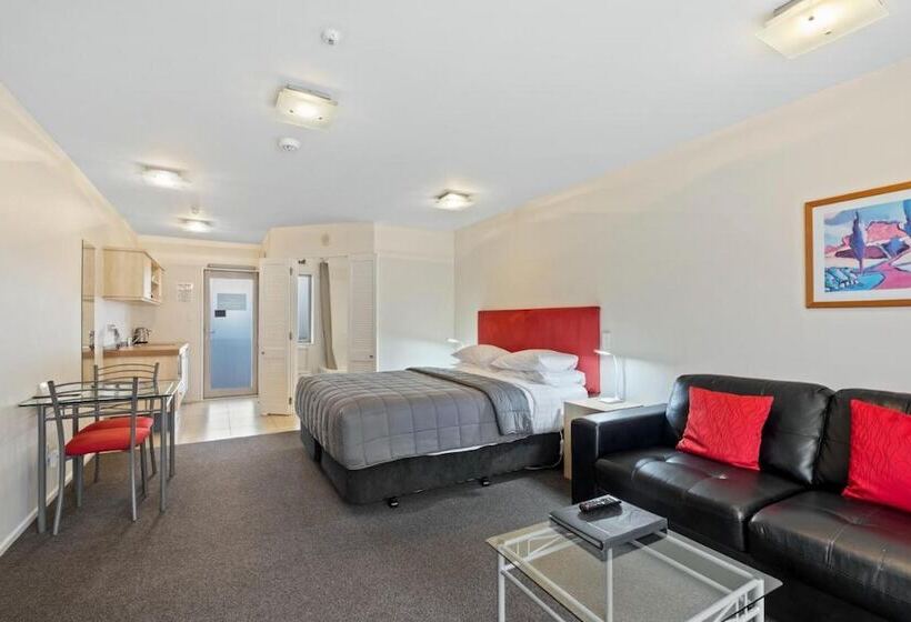 استوديو إدارى, Tussock Peak Lodge