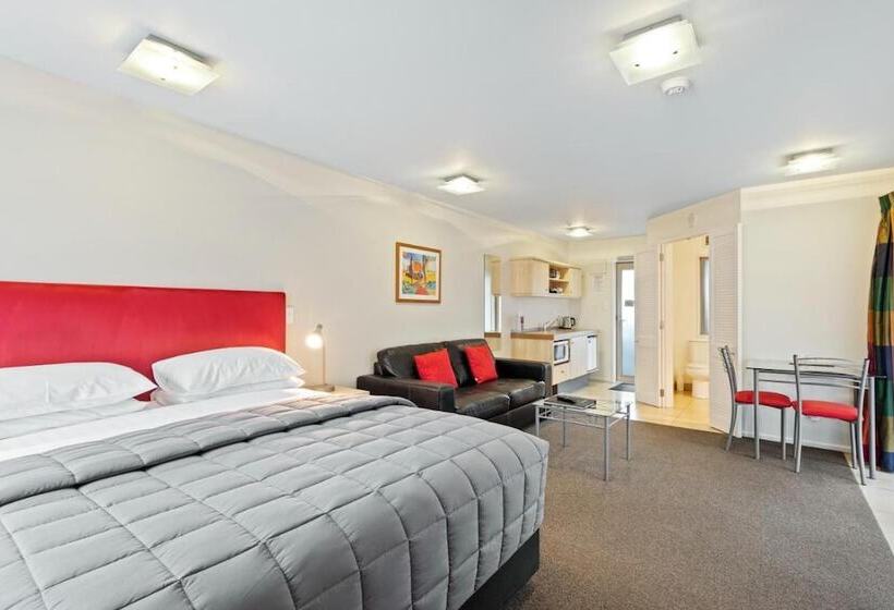 استوديو إدارى, Tussock Peak Lodge