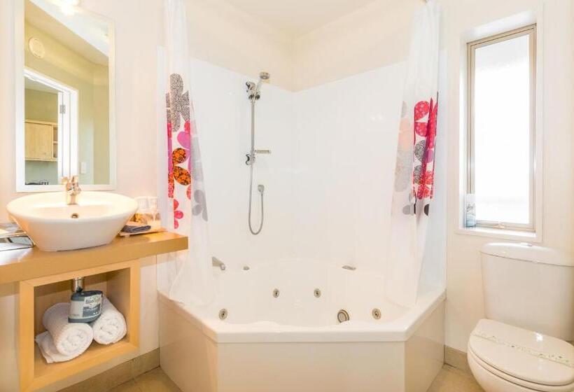 استوديو إدارى, Tussock Peak Lodge