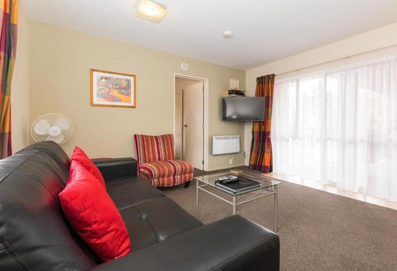 جناح, Tussock Peak Lodge