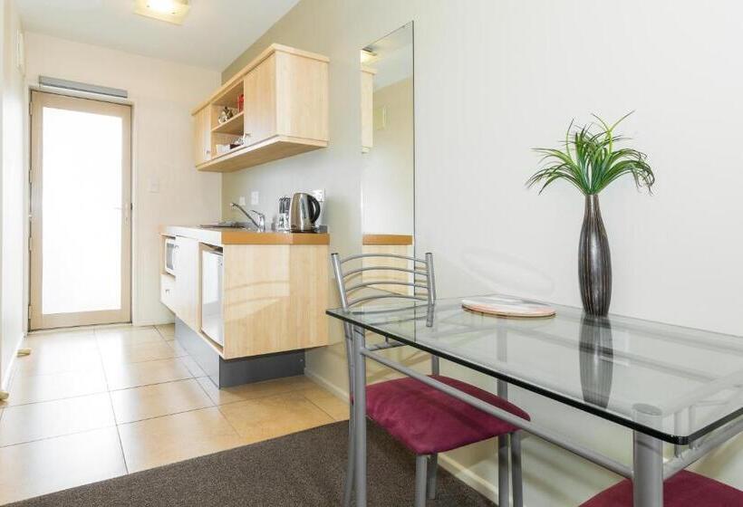 جناح, Tussock Peak Lodge