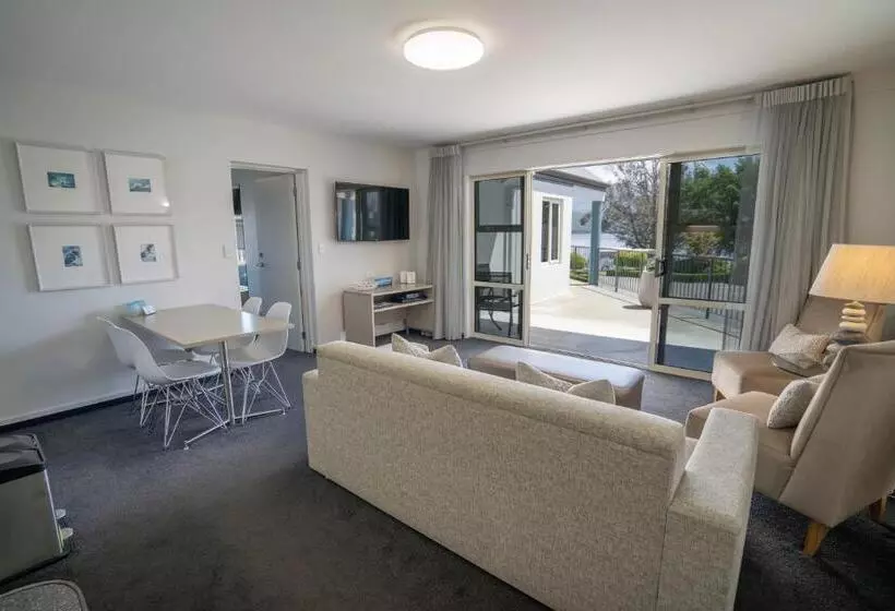 2 Bedroom Premium Apartment, Radfords On The Lake