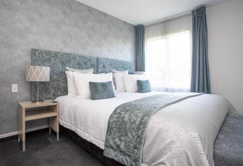 سوییت سوپریور, Radfords On The Lake