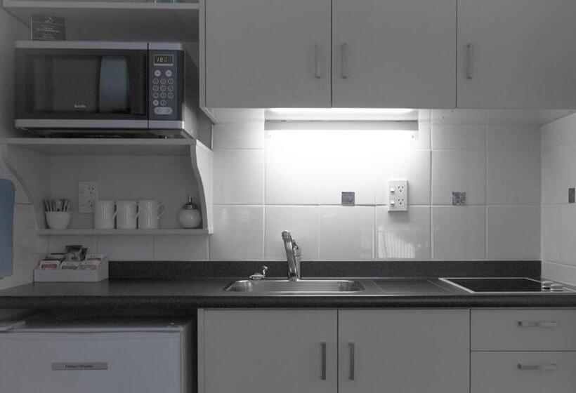 استودیوی استاندارد, Radfords On The Lake