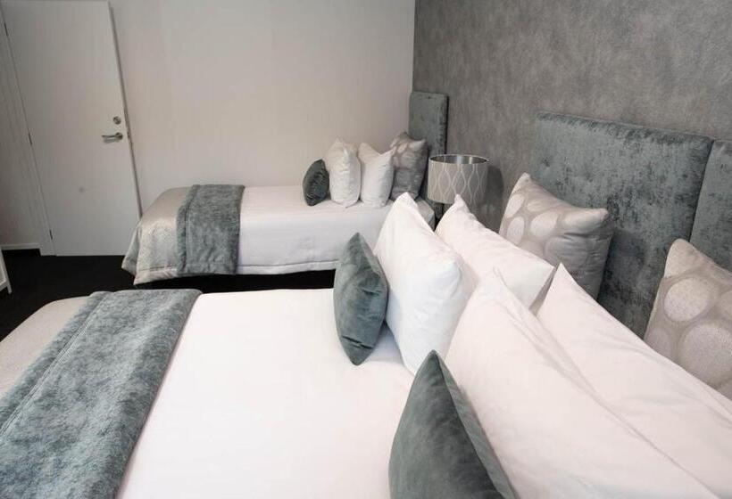 سوییت سوپریور, Radfords On The Lake