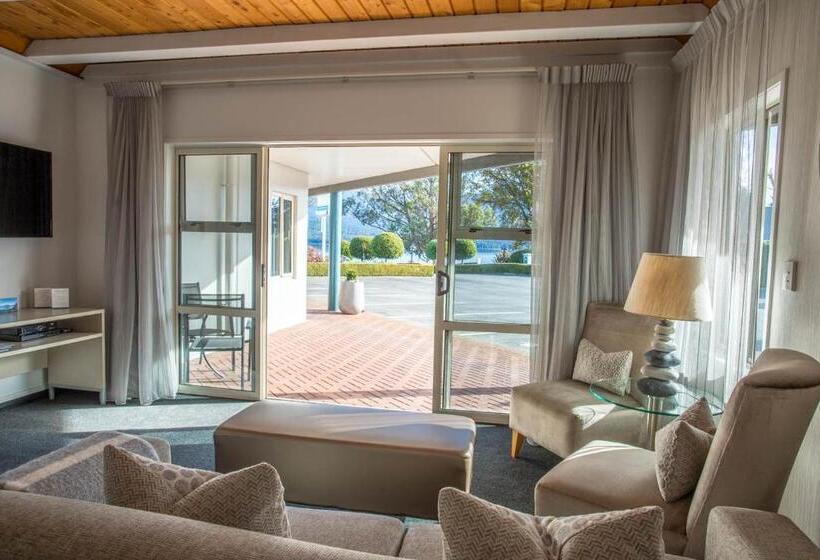 سوییت سوپریور, Radfords On The Lake