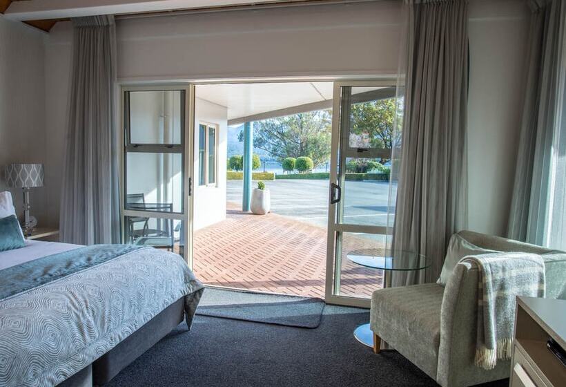 استودیوی استاندارد, Radfords On The Lake