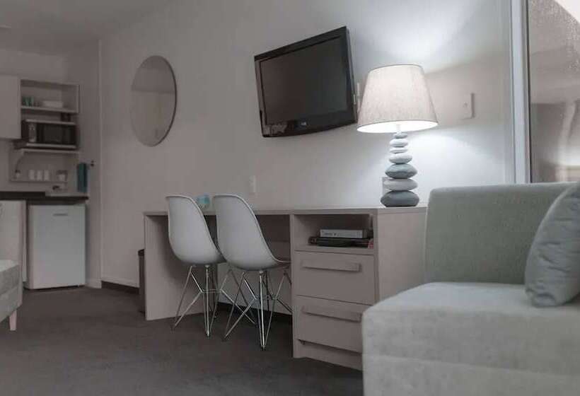 استودیوی استاندارد, Radfords On The Lake