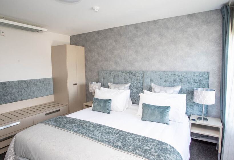 سوییت سوپریور, Radfords On The Lake