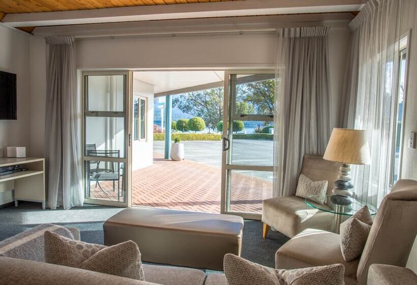 سوئیت پریمیوم, Radfords On The Lake