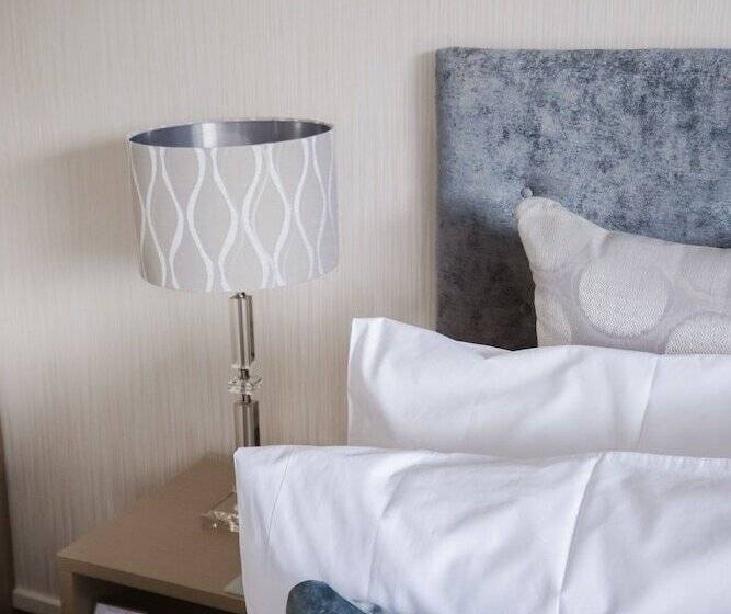 سوئیت پریمیوم, Radfords On The Lake