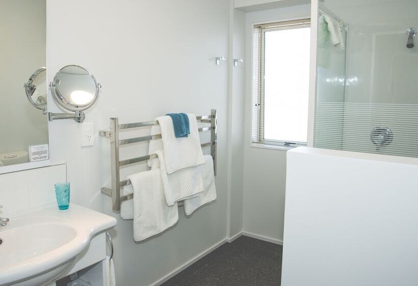 استودیوی پریمیوم, Radfords On The Lake