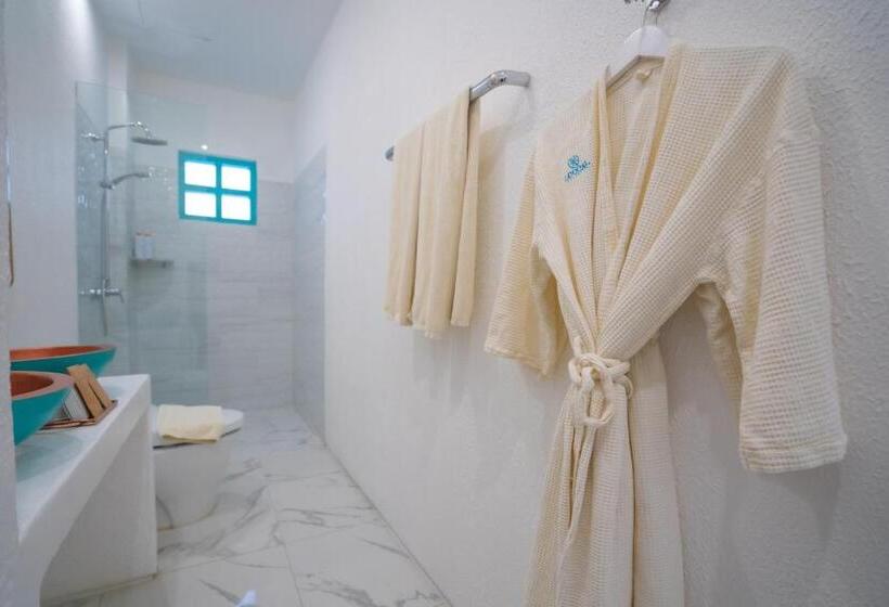 스위트 킹사이즈 침대, Loccal Collection Hotel Komodo