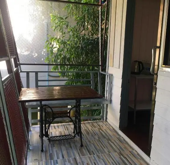 バルコニー付スタンダード４ベッドルーム, Banpak Suankaew Talaynoi