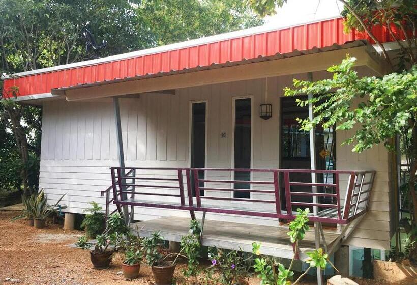 غرفة قياسية رباعية مزودة بشُرفة, Banpak Suankaew Talaynoi