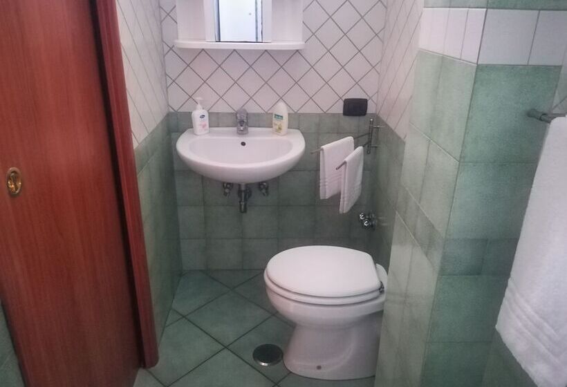 חדר סטנדרט לשלושה עם נוף לגינה, Villa Pollio