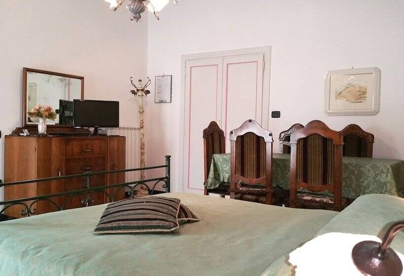 חדר לארבעה סטנדרטי עם נוף לגינה, Villa Pollio